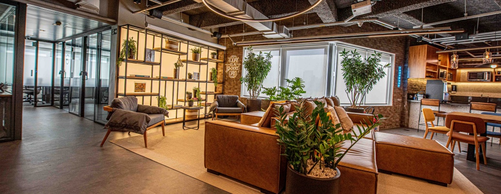 Mobiliário Ergonômico e Biofilia: Design que Eleva Bem-Estar e Performance no Club Coworking