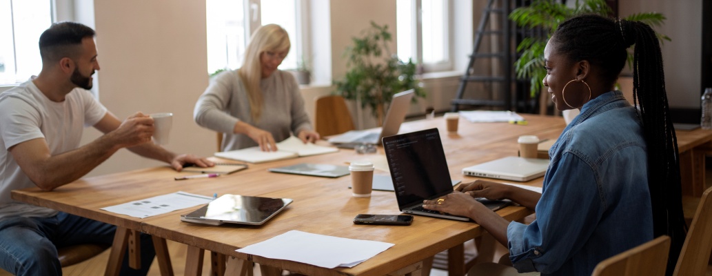 Eventos internos e rituais: como a rotina presencial fortalece vínculos e reduz o turnover