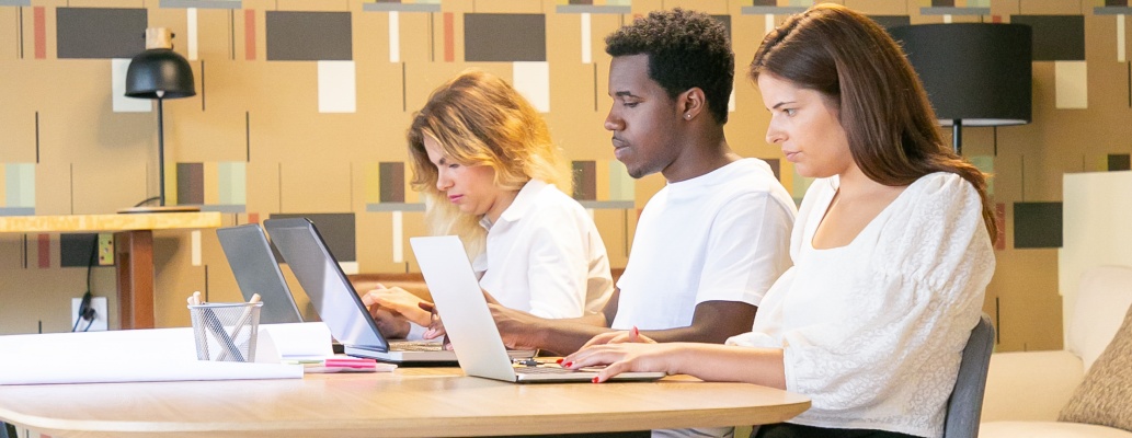 equipe em um escritorio moderno